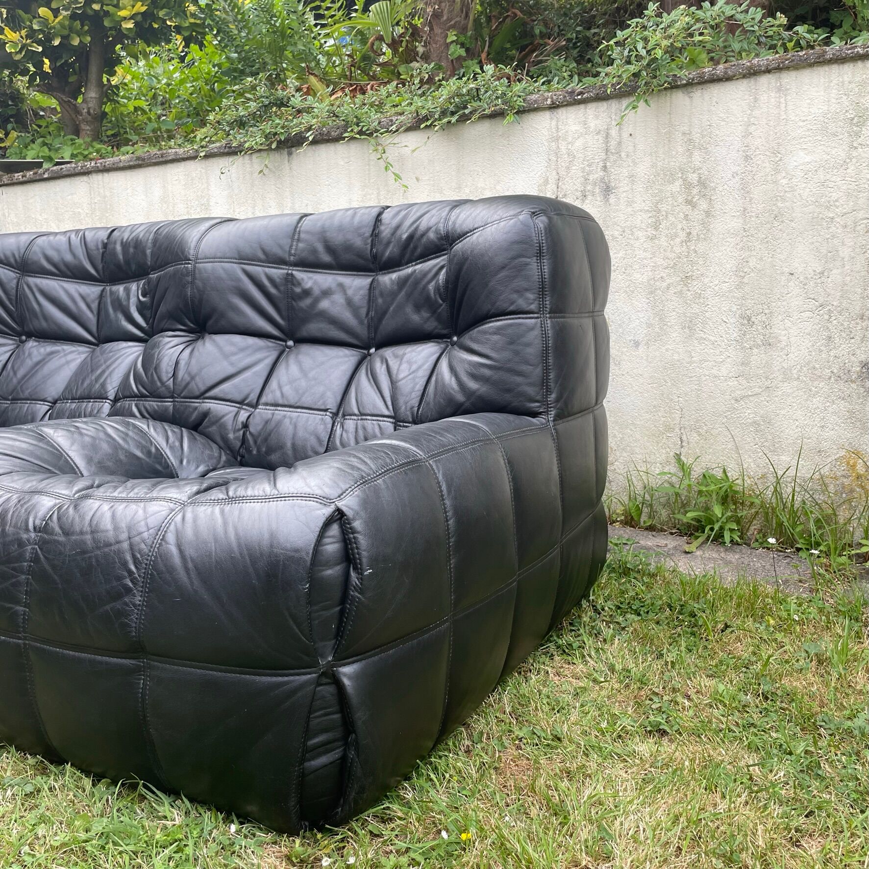 Kashima 2-seater sofa in black leather Michel Ducaroy, 1970