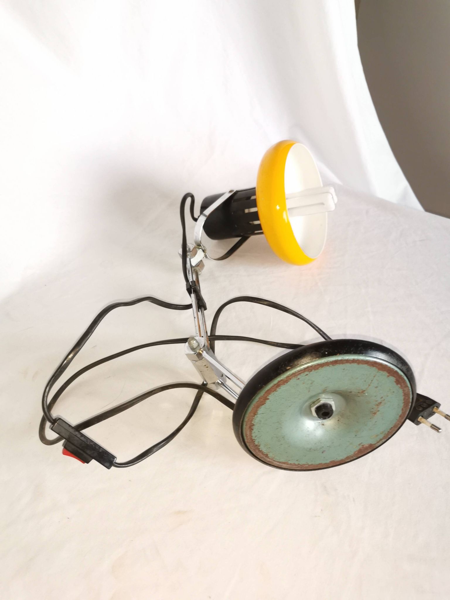 Articulated lamp in lacquered steel, Aluminor, France, 1980.