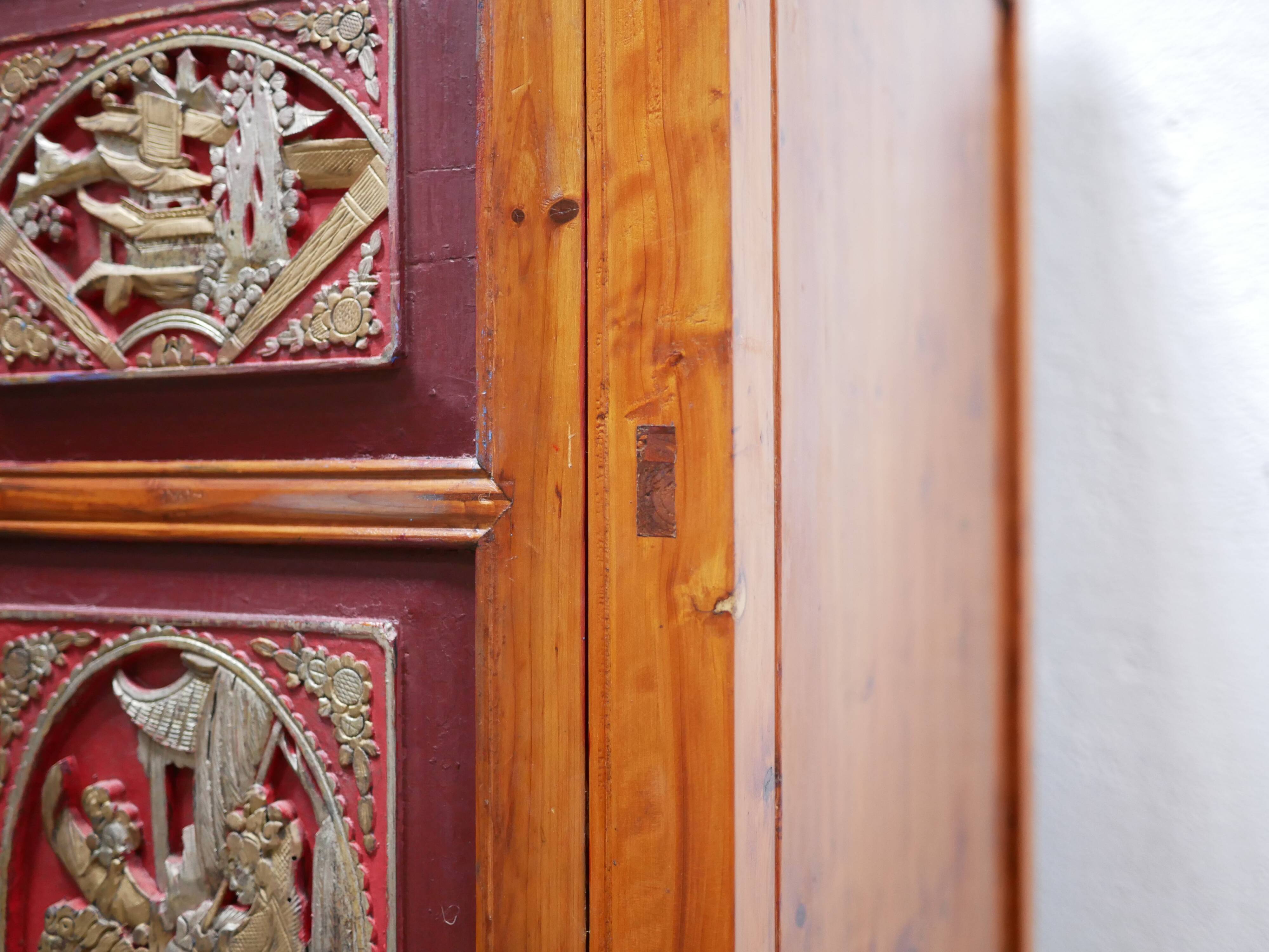 Armoire de mariage chinoise ancienne en orme sculpté et laqué – École de Ni
