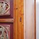 Armoire de mariage chinoise ancienne en orme sculpté et laqué – École de Ni