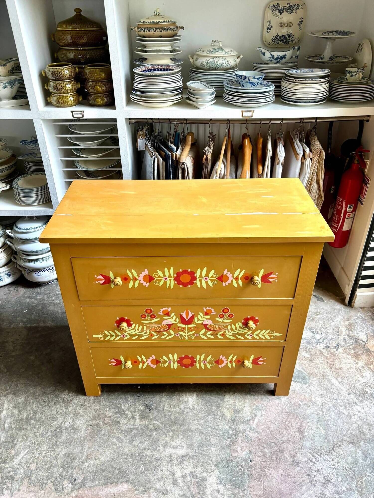 Commode 3 tiroirs en bois ocre et décorée à la main
