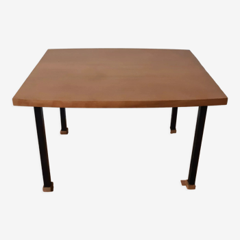 Table basse en bois massif , pieds carrés en métal noir