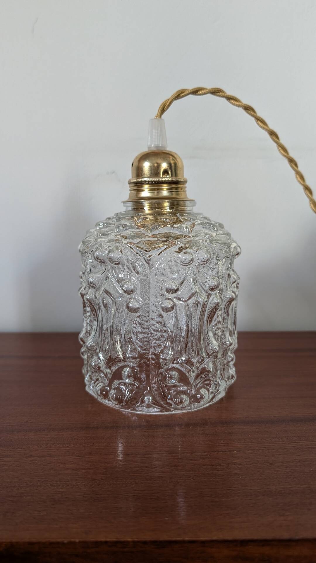 Suspension in moulded glass with floral decoration