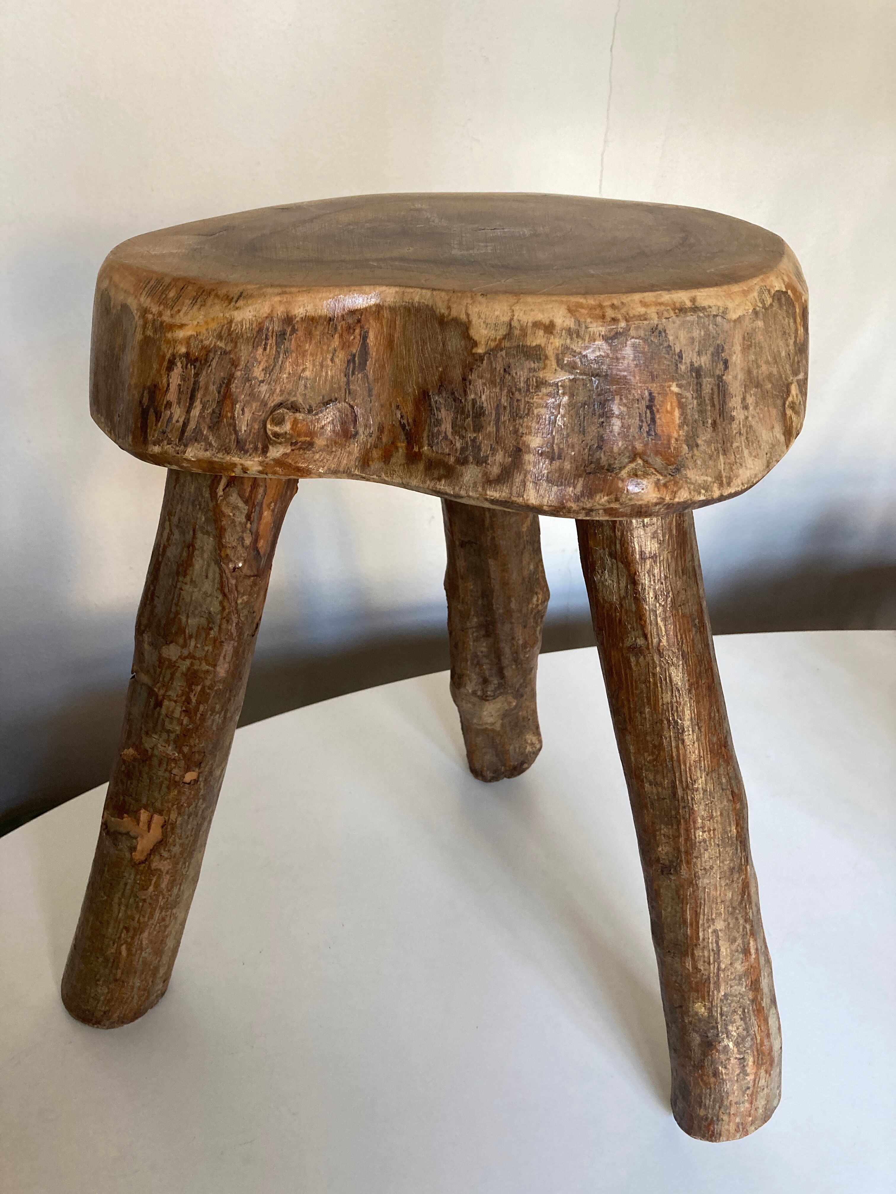 Tabouret de campagne en bois brut d'orme massif