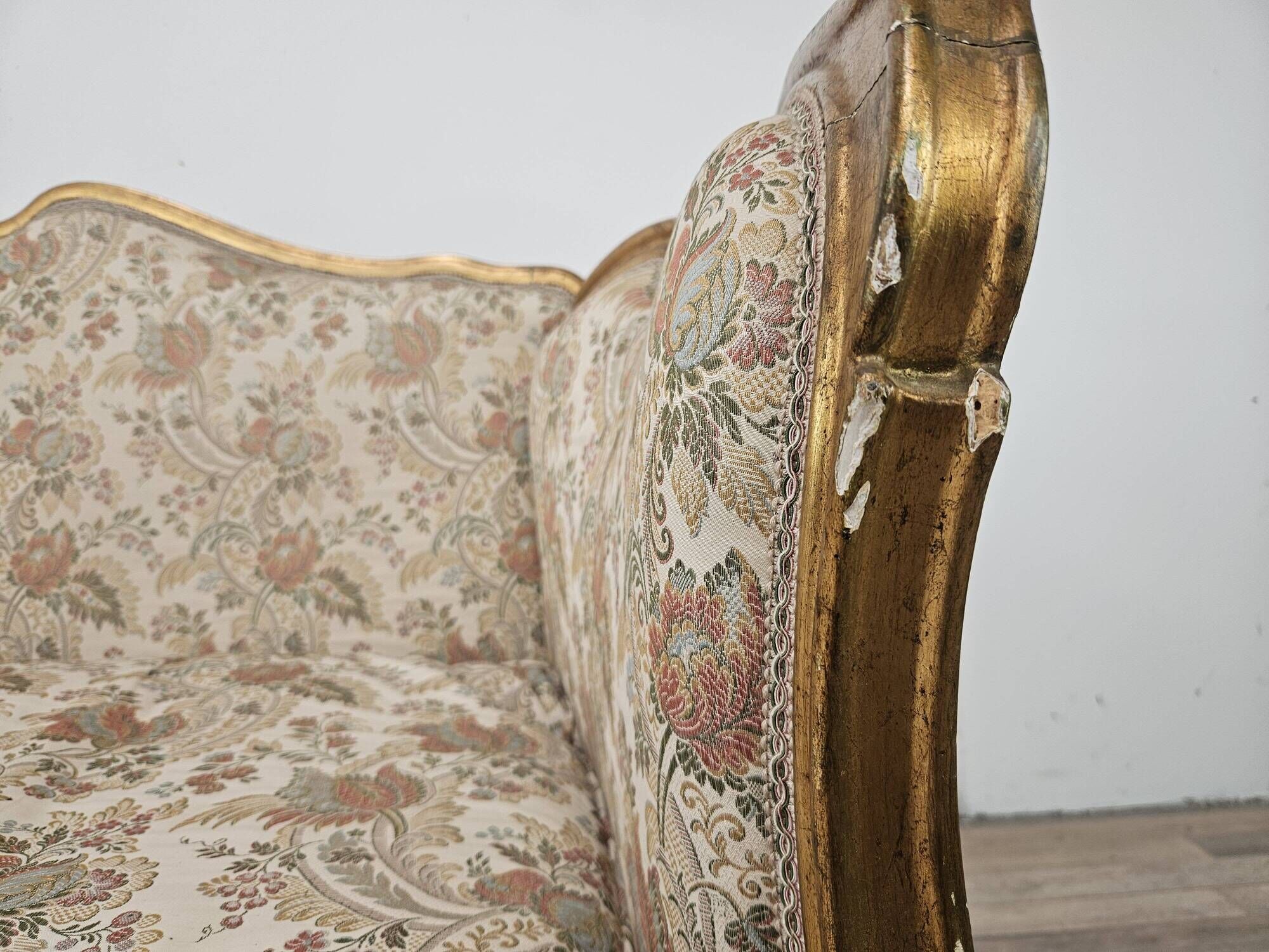 20th Century Italian Baroque Style Sofa in Carved and Gilded Wood