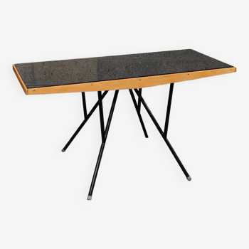 Table métal et bois , plateau Opaxit noir, République Tchèque 1960