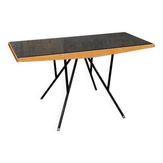Table métal et bois , plateau Opaxit noir, République Tchèque 1960
