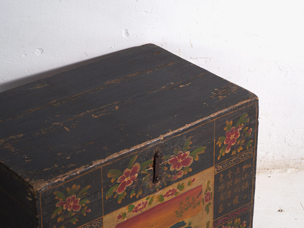 Coffre ancien peint en bois de pin – Chine, vers 1900