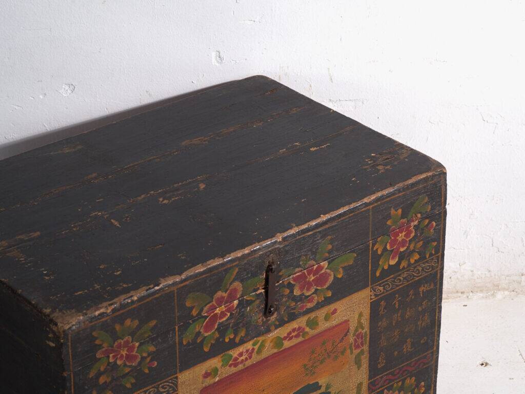 Coffre ancien peint en bois de pin – Chine, vers 1900