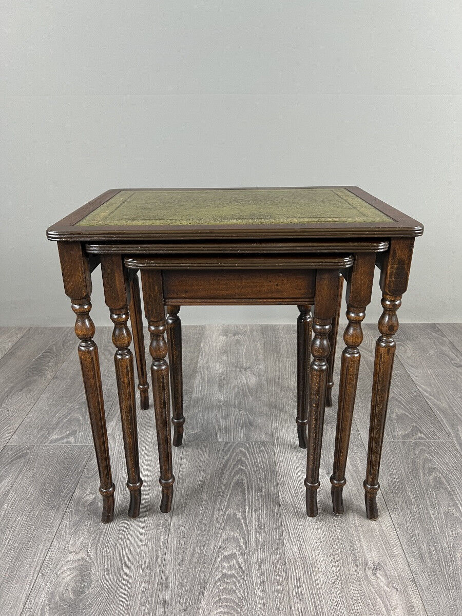 Set of 3 nesting tables in wood and green leather, 20th Century
