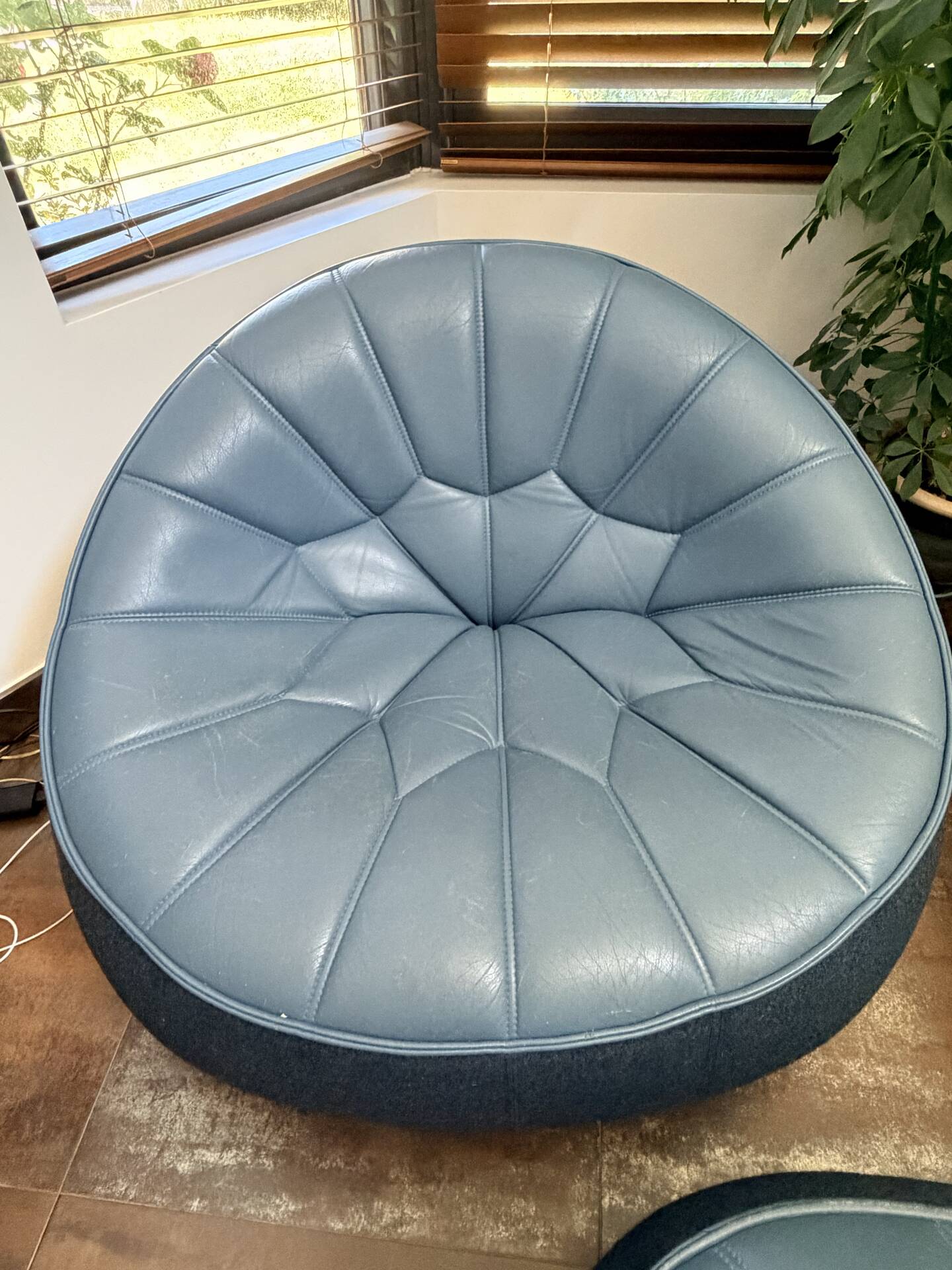 Ottoman Ensemble Cinna — 2 armchairs + leather pouf — Noé Duchaufour-L.