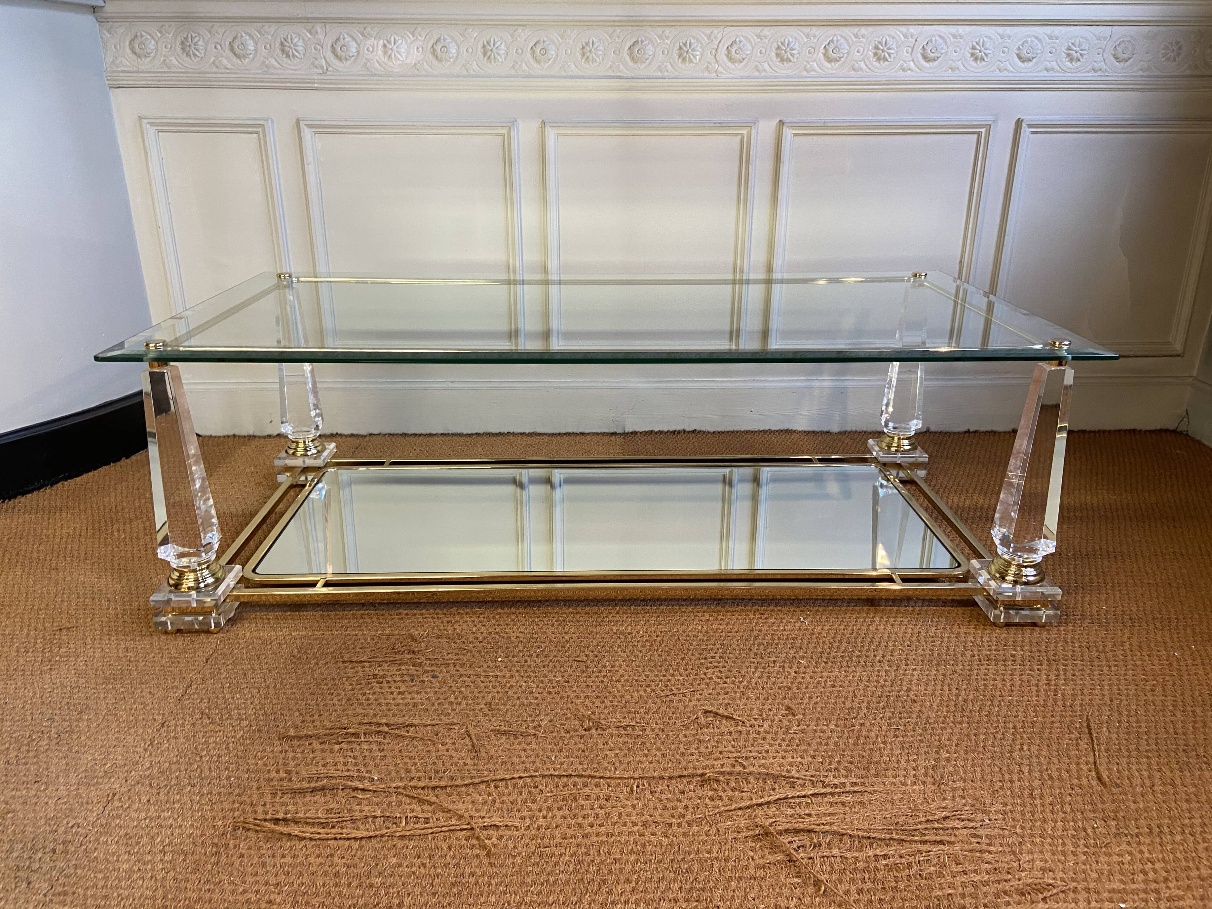 Table basse Charles Hollis Jones obélisques en plexiglass et métal doré