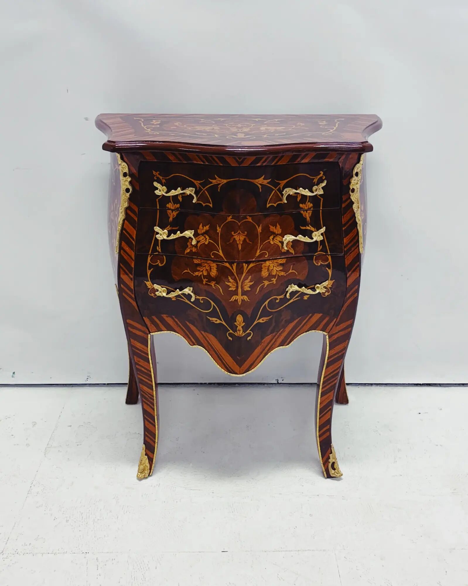 Marquetry chest of drawers with inlay in Louis XV style