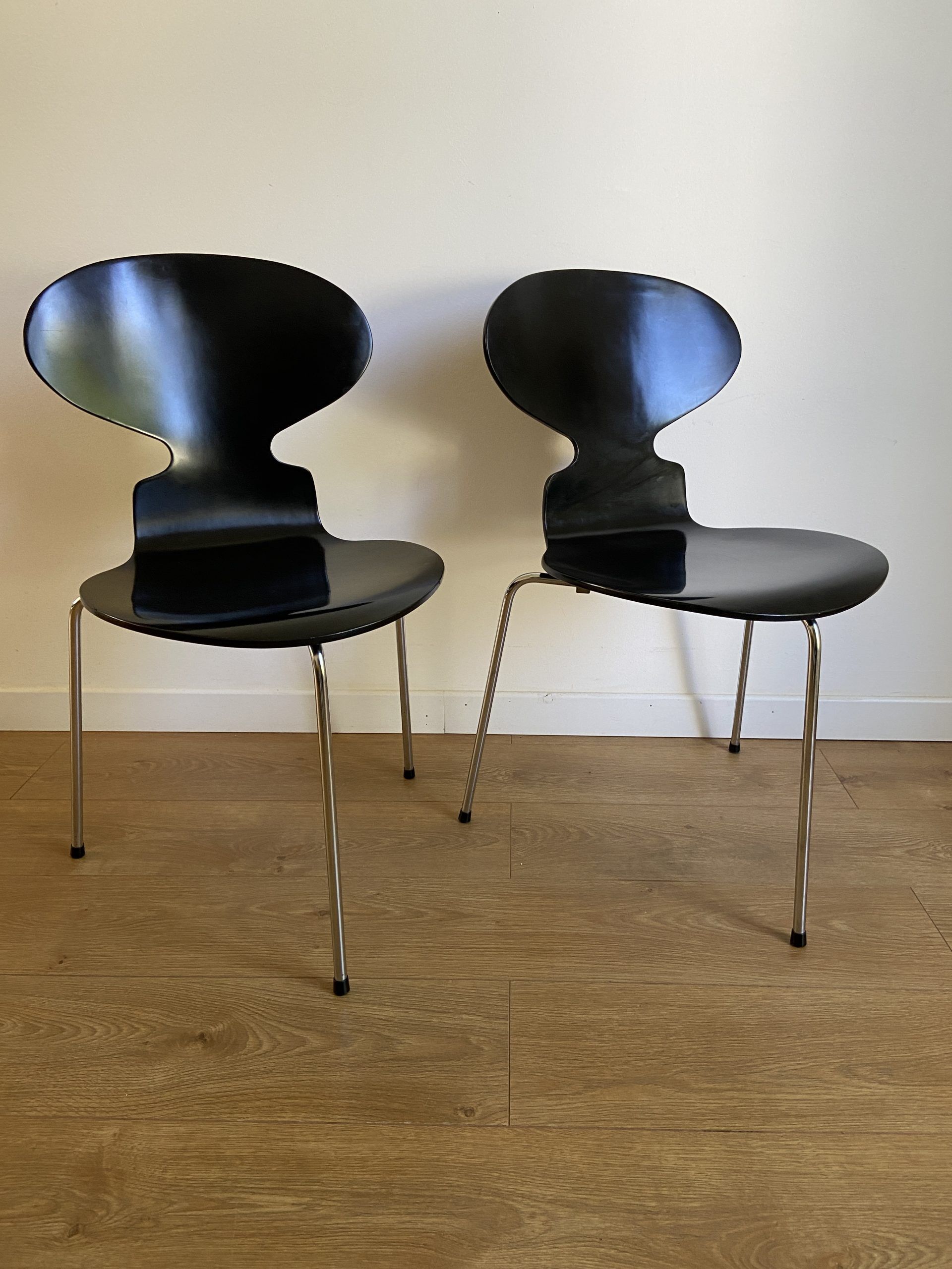 Pair of black chairs ant tripod model 3100 "the ant" by Arne Jacobsen edition Fritz Hansen
