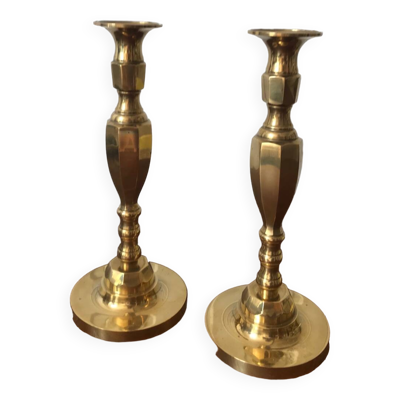 Deux bougeoirs classiques