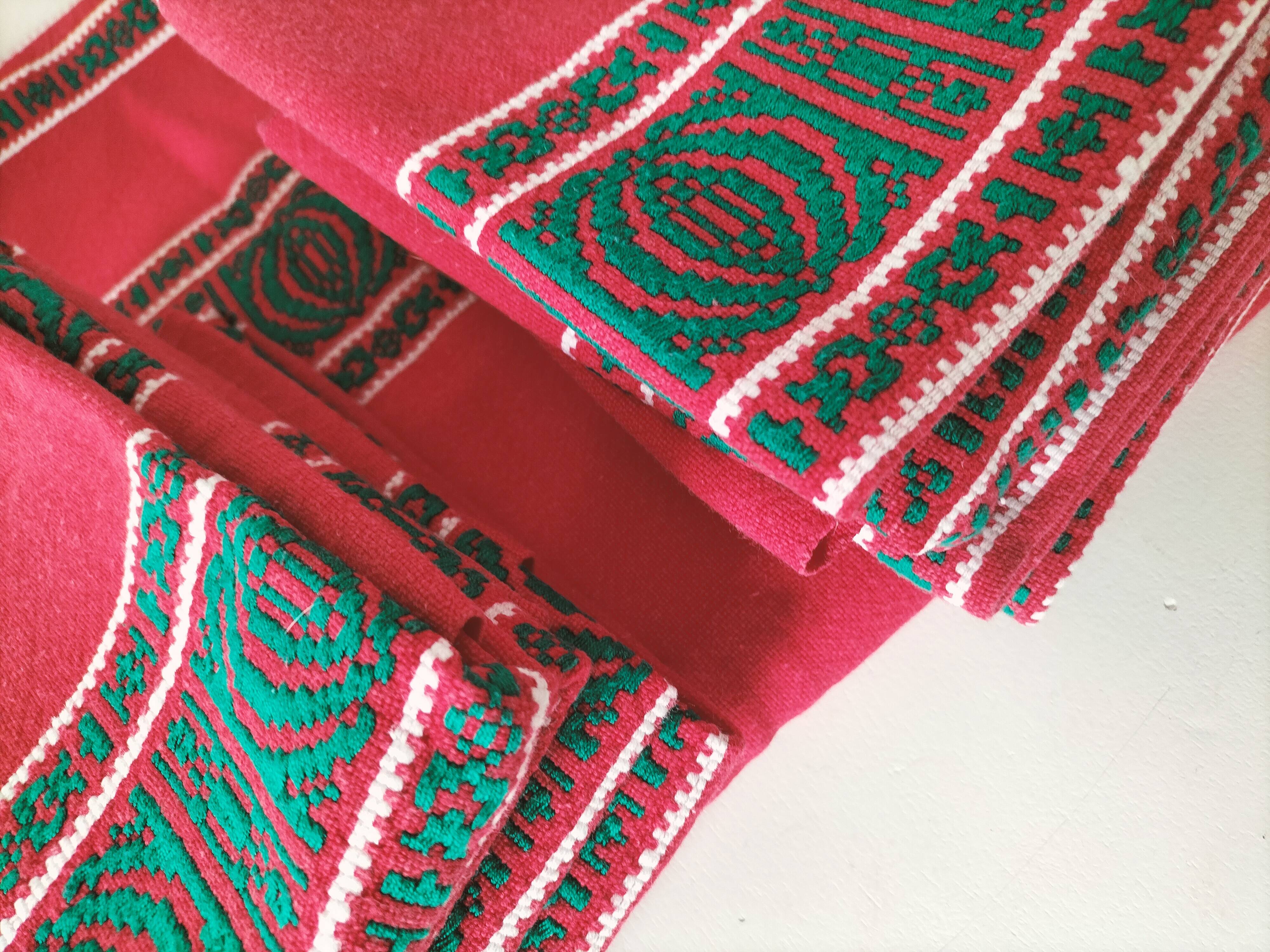 Red Basque tablecloth + 8 emerald green embroidered napkins