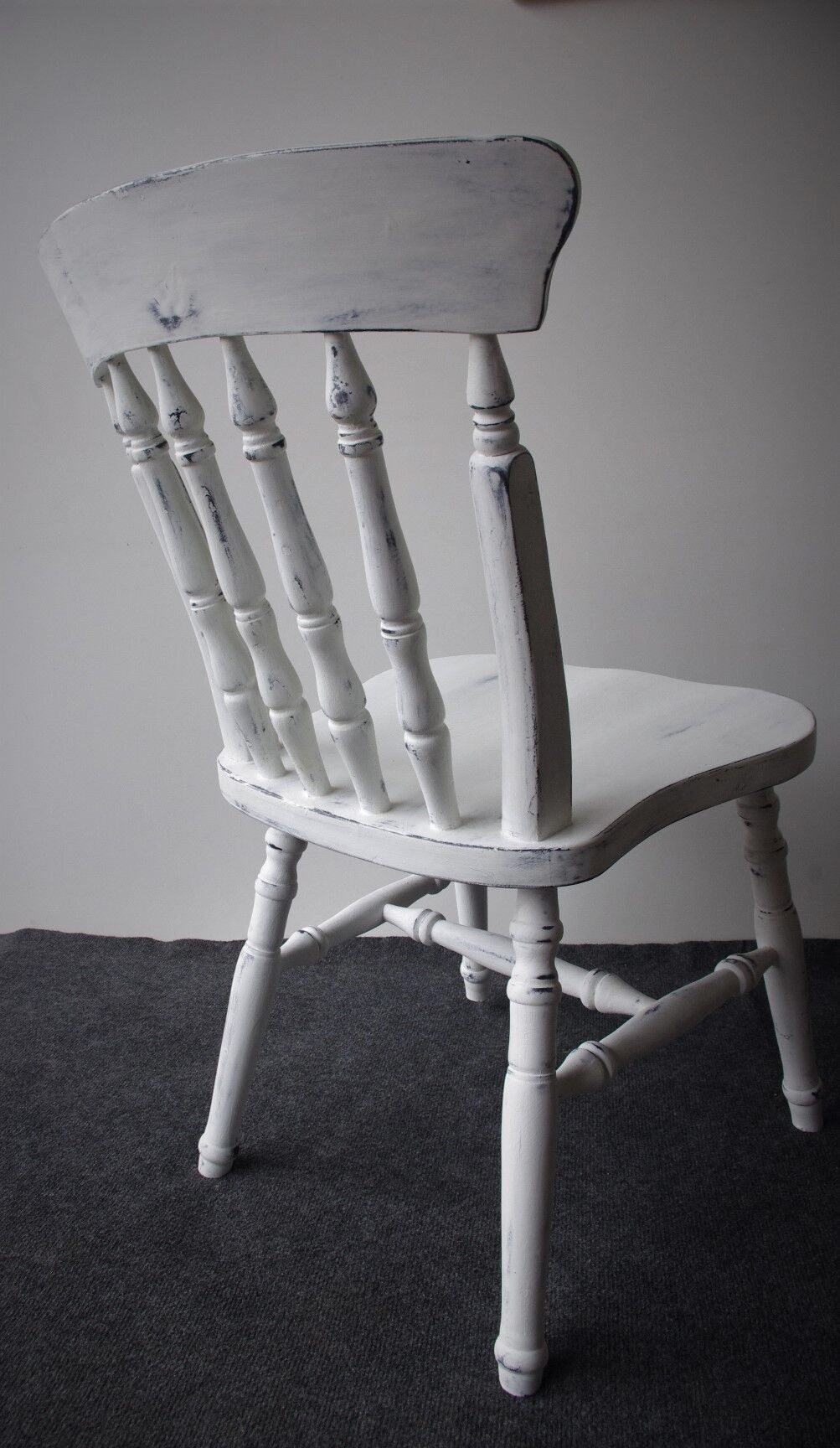 Chaise en bois blanc