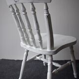 Chaise en bois blanc