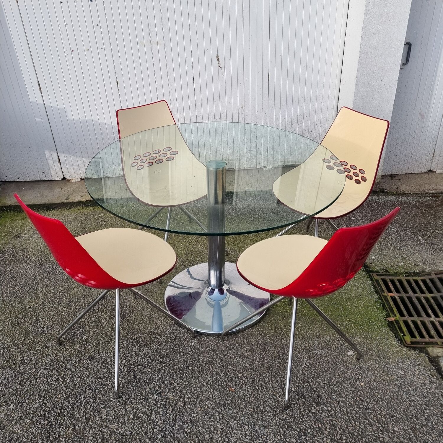 Guzzini dining set, round glass table and 4 shell chairs.
