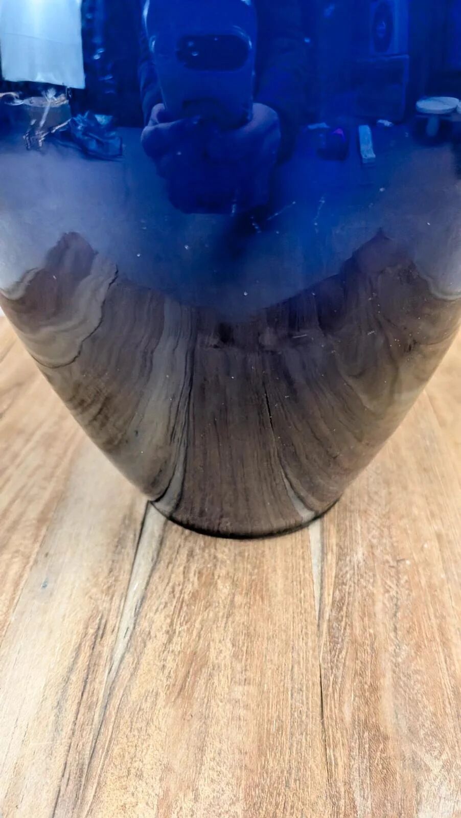 Vase ancien en verre bleu cobalt à filets dorés