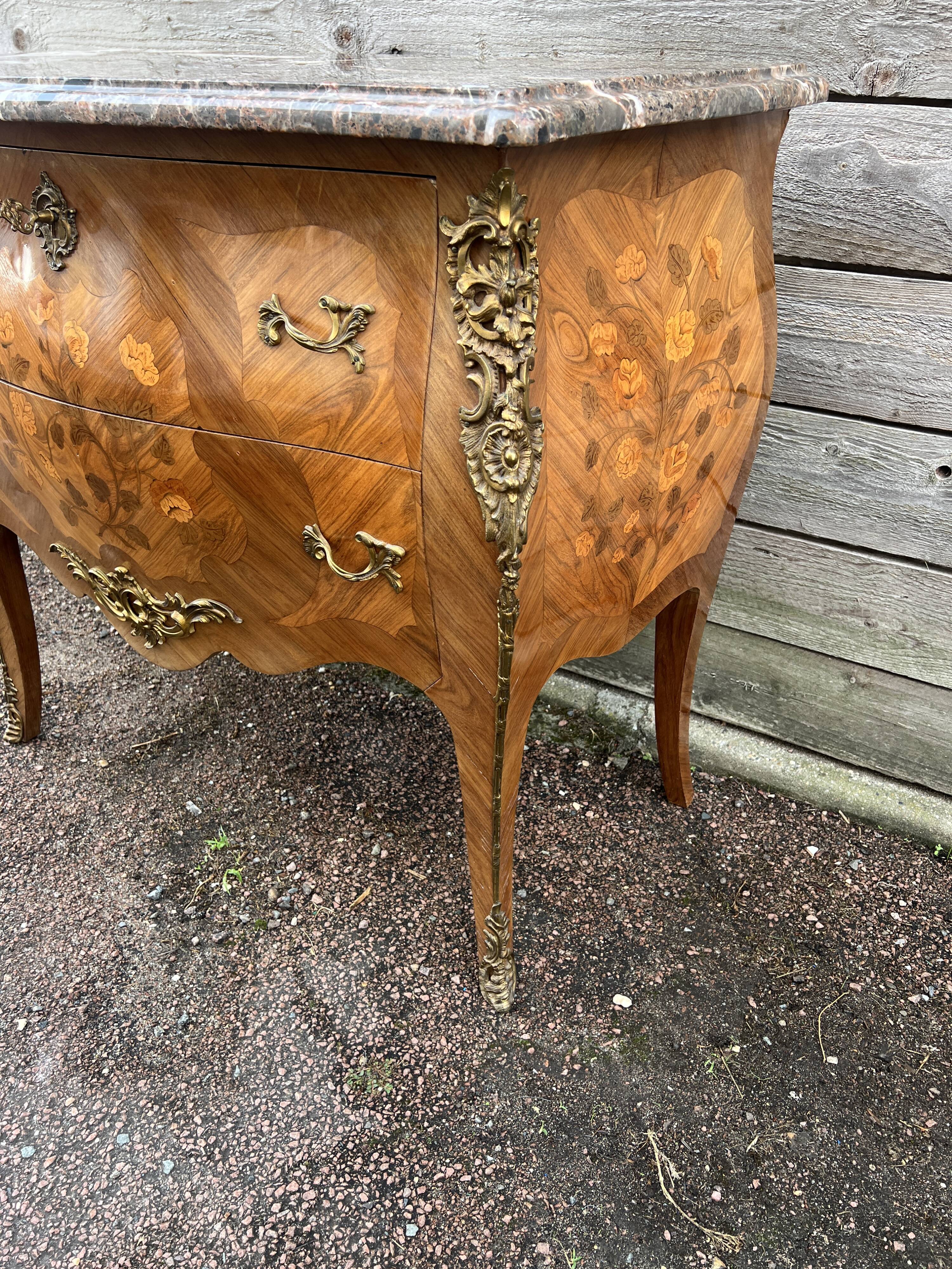 Louis XV style chest of drawers, inlaid with flowers