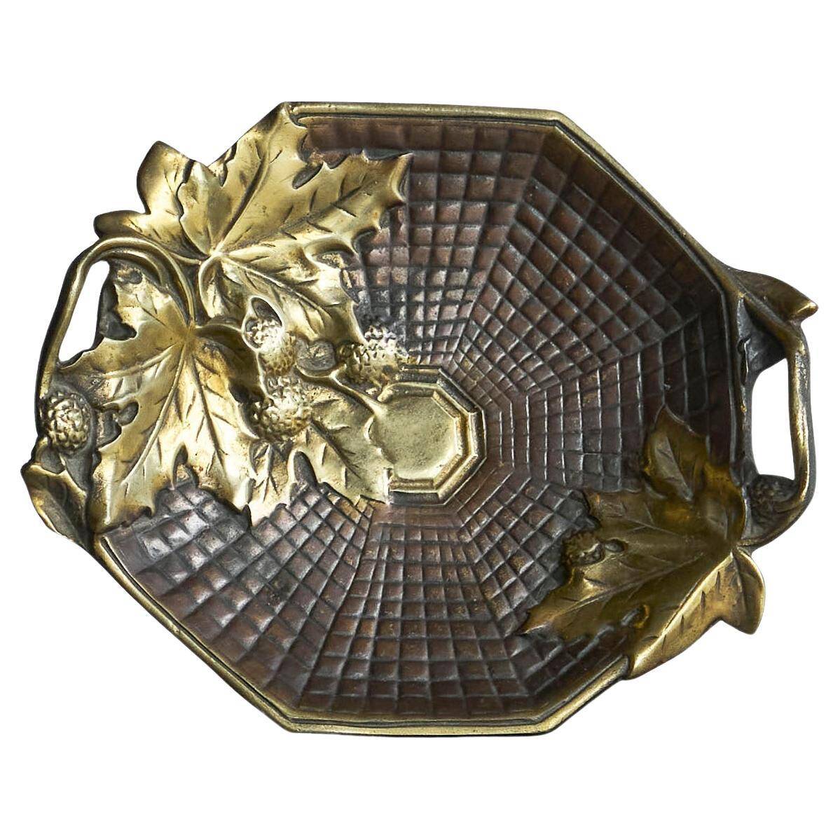 Art Deco leaf-shaped catchall in solid brass from the 1930s.