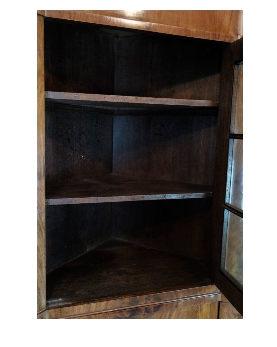 Armoire d’angle antique de l’Allemagne du Nord dans l’Empire tardif en acajou poli