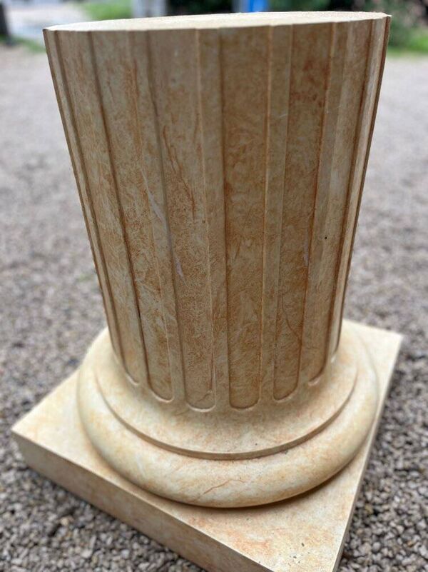 Colonne ancienne en plâtre