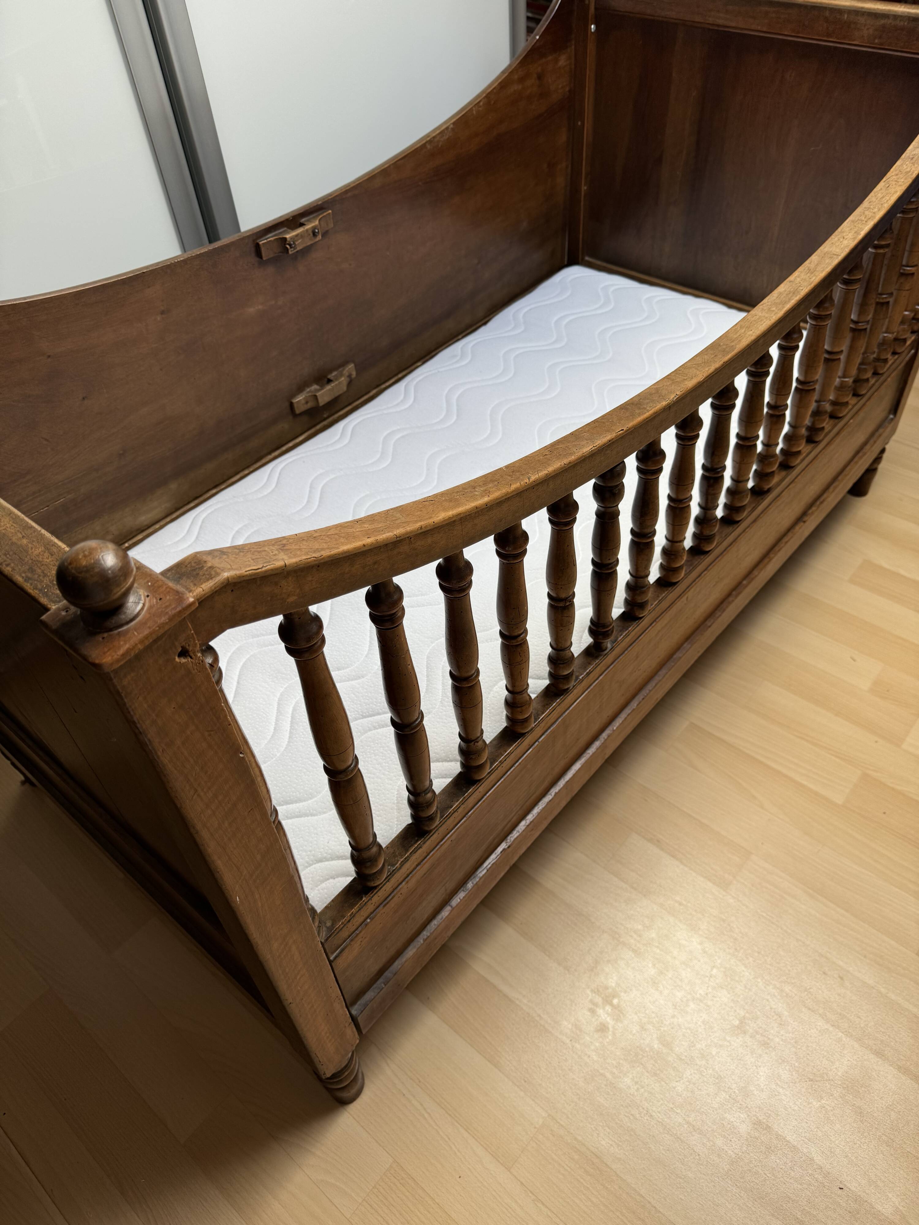 Lit enfant en bois avec matelas