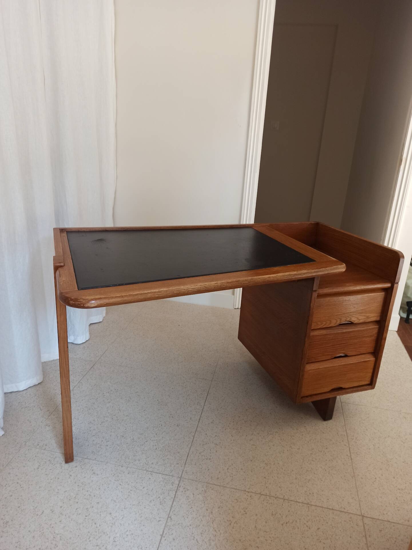 Bureau « Étudiant » attribué à Guillerme & Chambron – Chêne massif – A