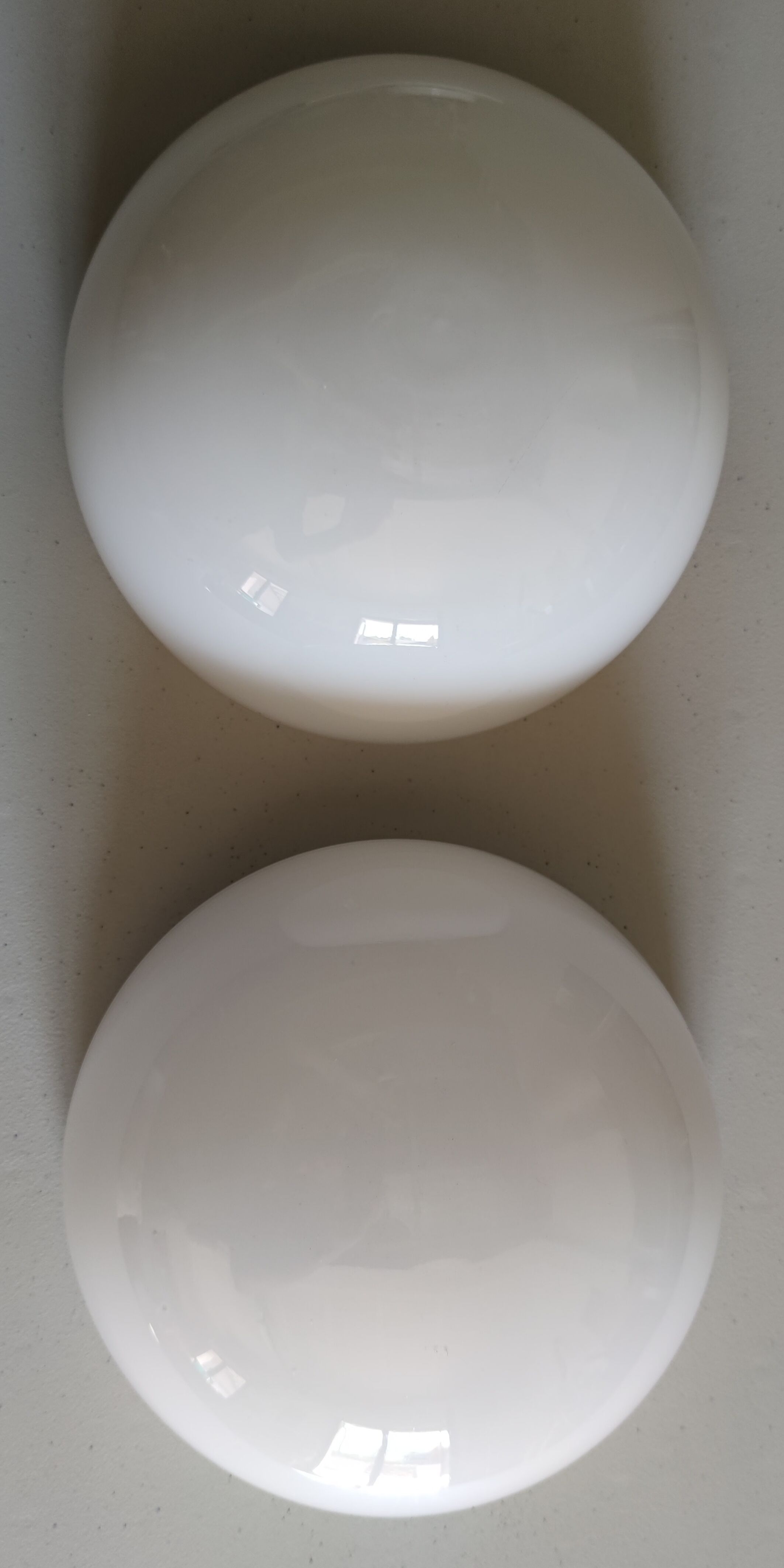 2 ceiling lights/globes