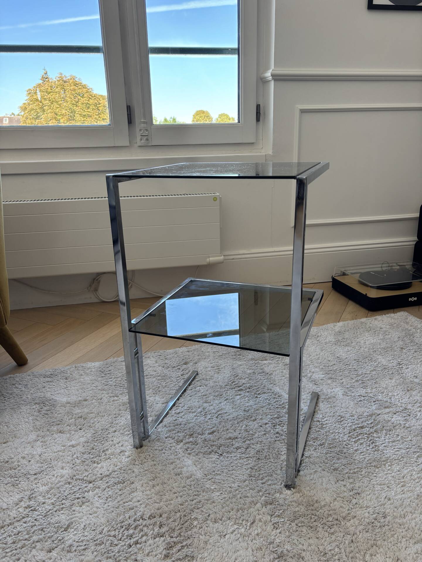 Table d’appoint en verre fumé et métal chromé – Design vintage