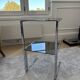 Table d’appoint en verre fumé et métal chromé – Design vintage