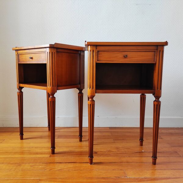 Paire de tables de chevet de style Louis XVI