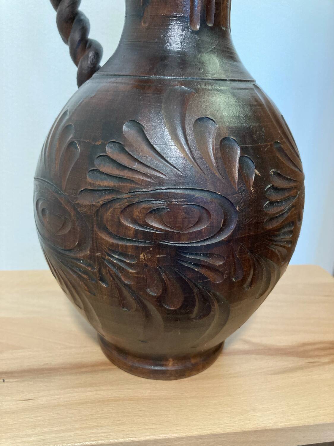 Scarified ceramic vase with twisted handle - African style