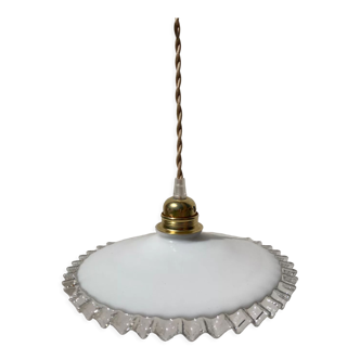 Suspension opaline blanche dentelles vintage