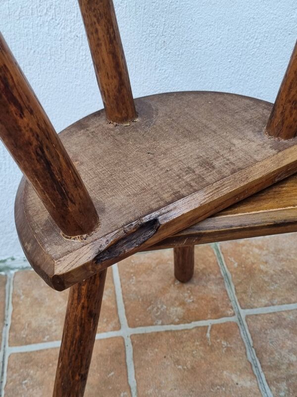Paire de tabourets tripodes rustiques en bois massif style brutaliste