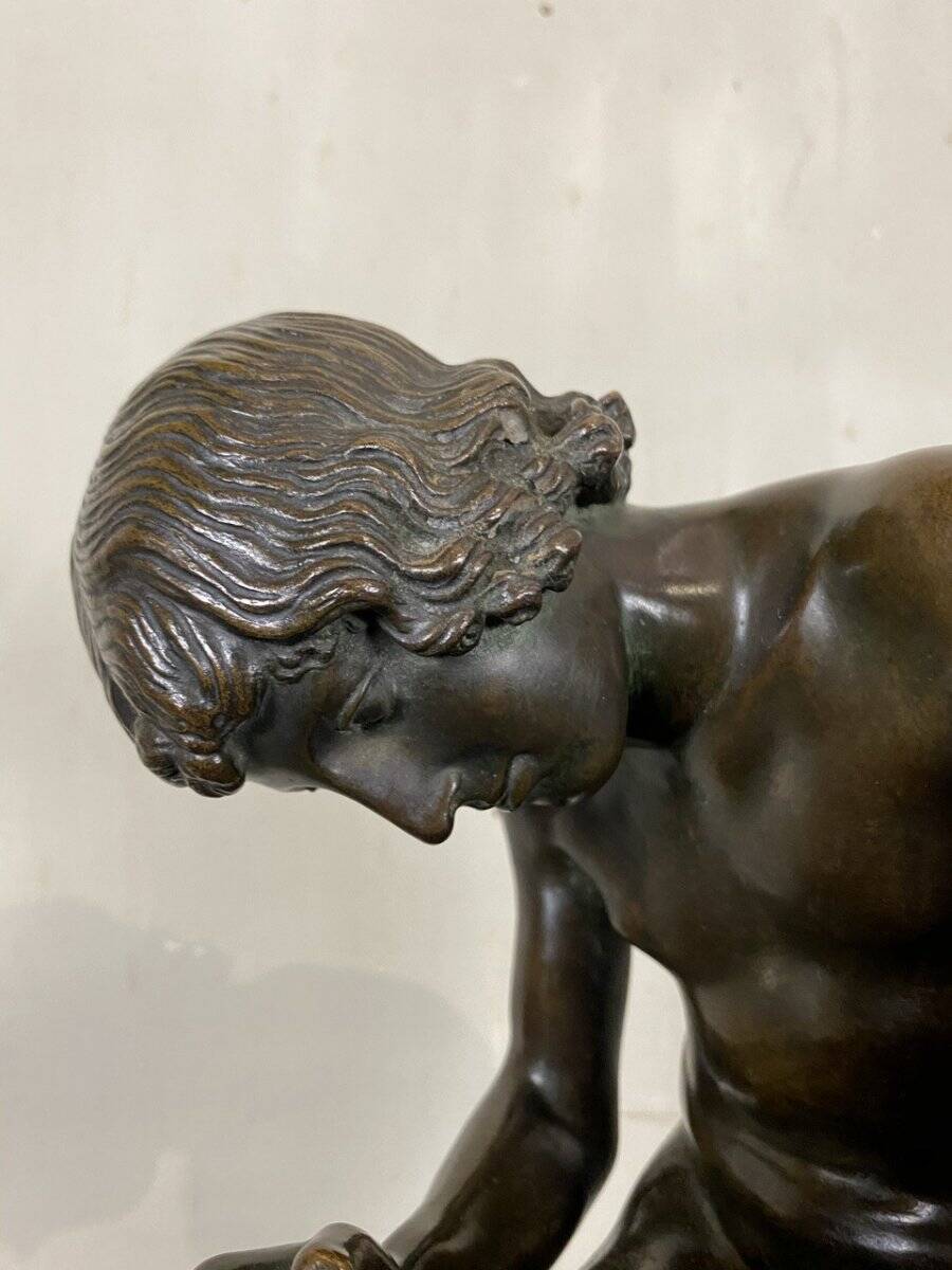 Le Spinario ou tireur d’épine, bronze d’après l’antique
