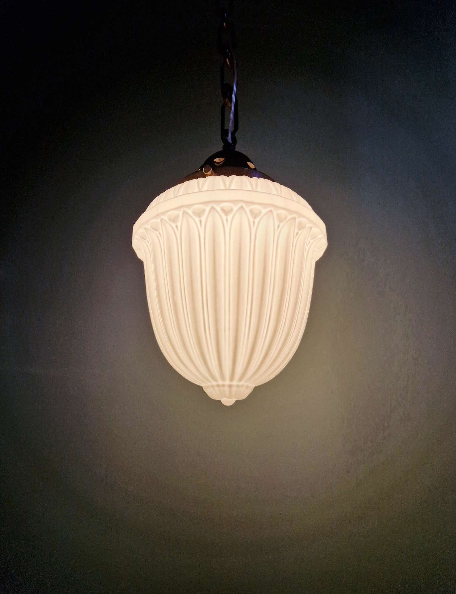 Art Deco suspension in pressed white opaline, 1920-30.