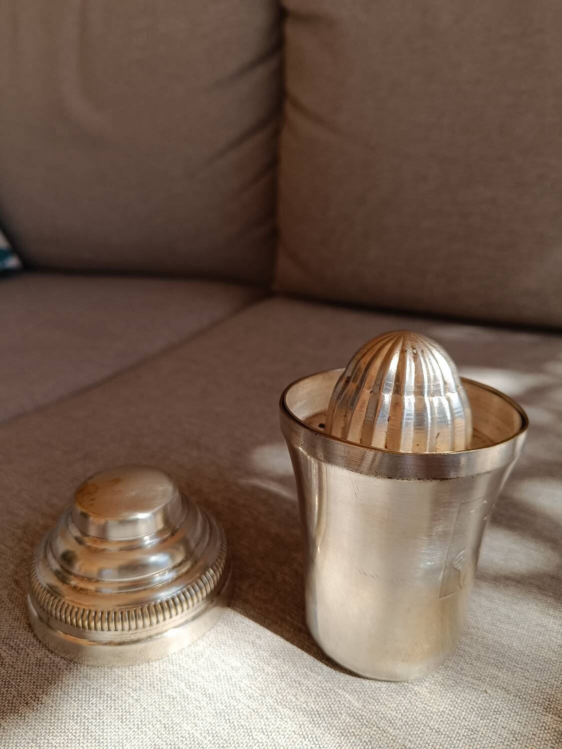 Citrus press tumbler in silver metal