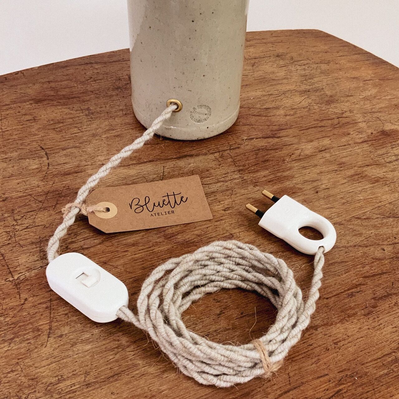 Lampe Grès et jute tissée