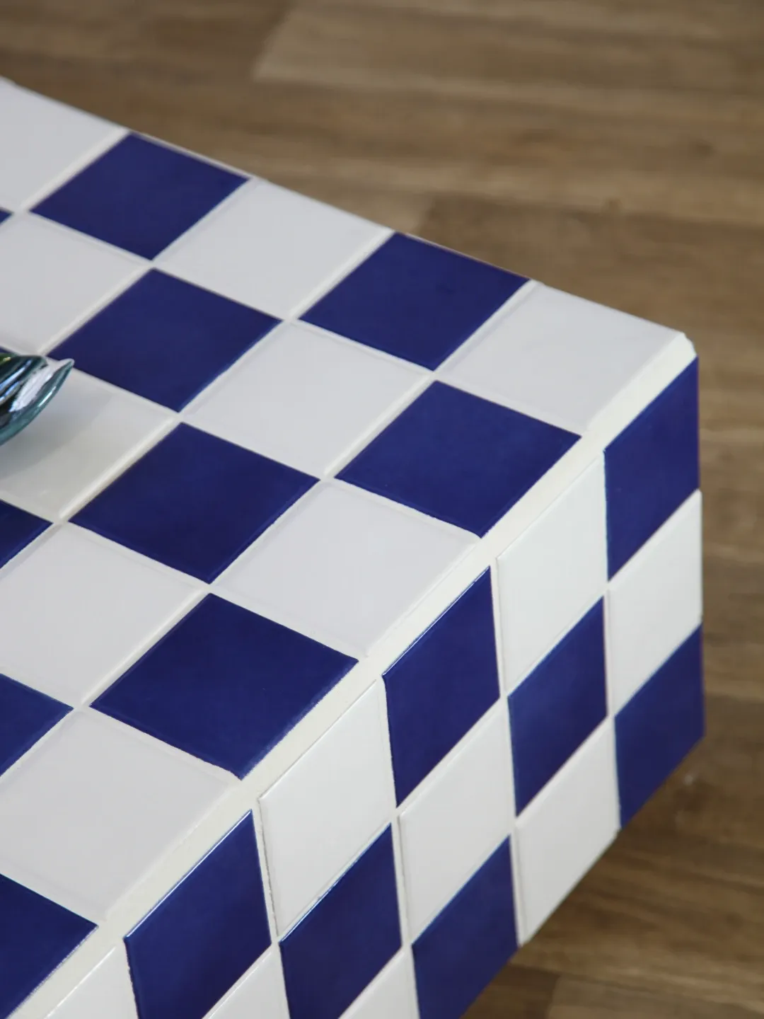 Table basse carrelée bleue et blanche damier