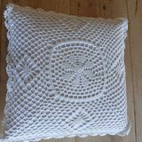 Coussin avec housse en crochet blanc