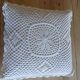 Coussin avec housse en crochet blanc