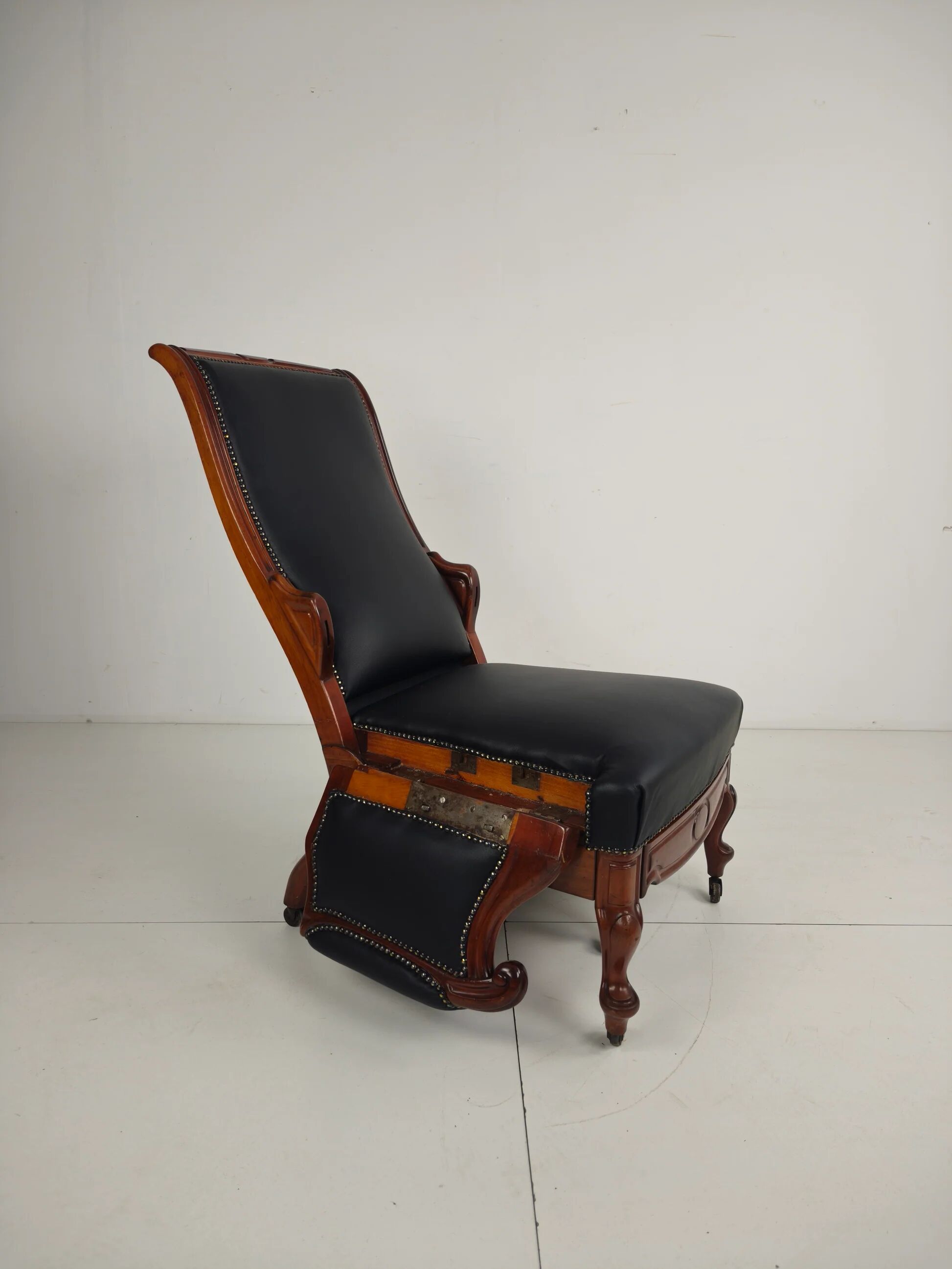 Fauteuil de bibliothèque ancien du XIXe siècle par Horrix – cuir noir