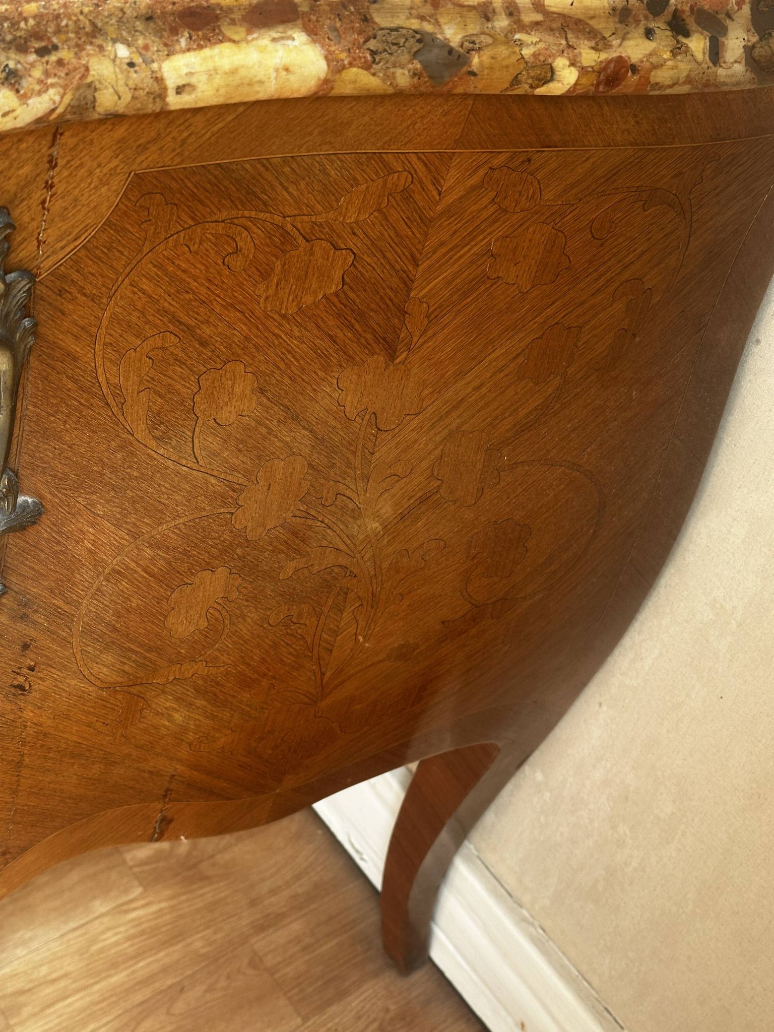 Commode galbée marquetée style Louis XV – plateau marbre- 19 e siècle