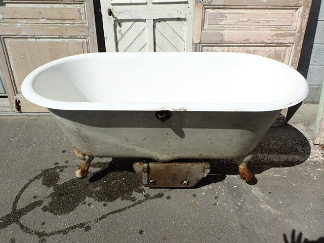 Cast iron bathtub, two rounded ends, 1900