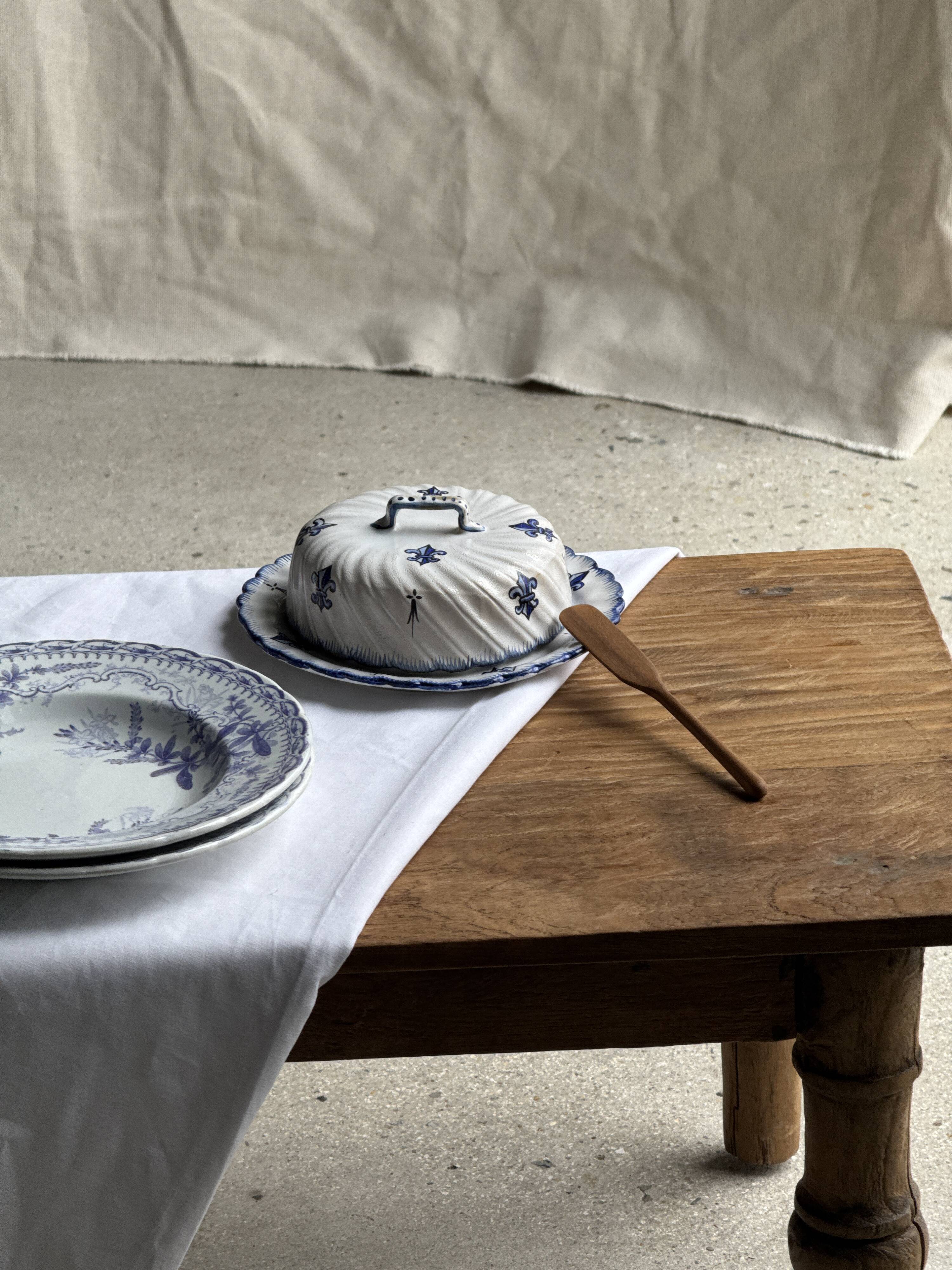Ceramic cheese dome with lily flower decoration H7 D19
