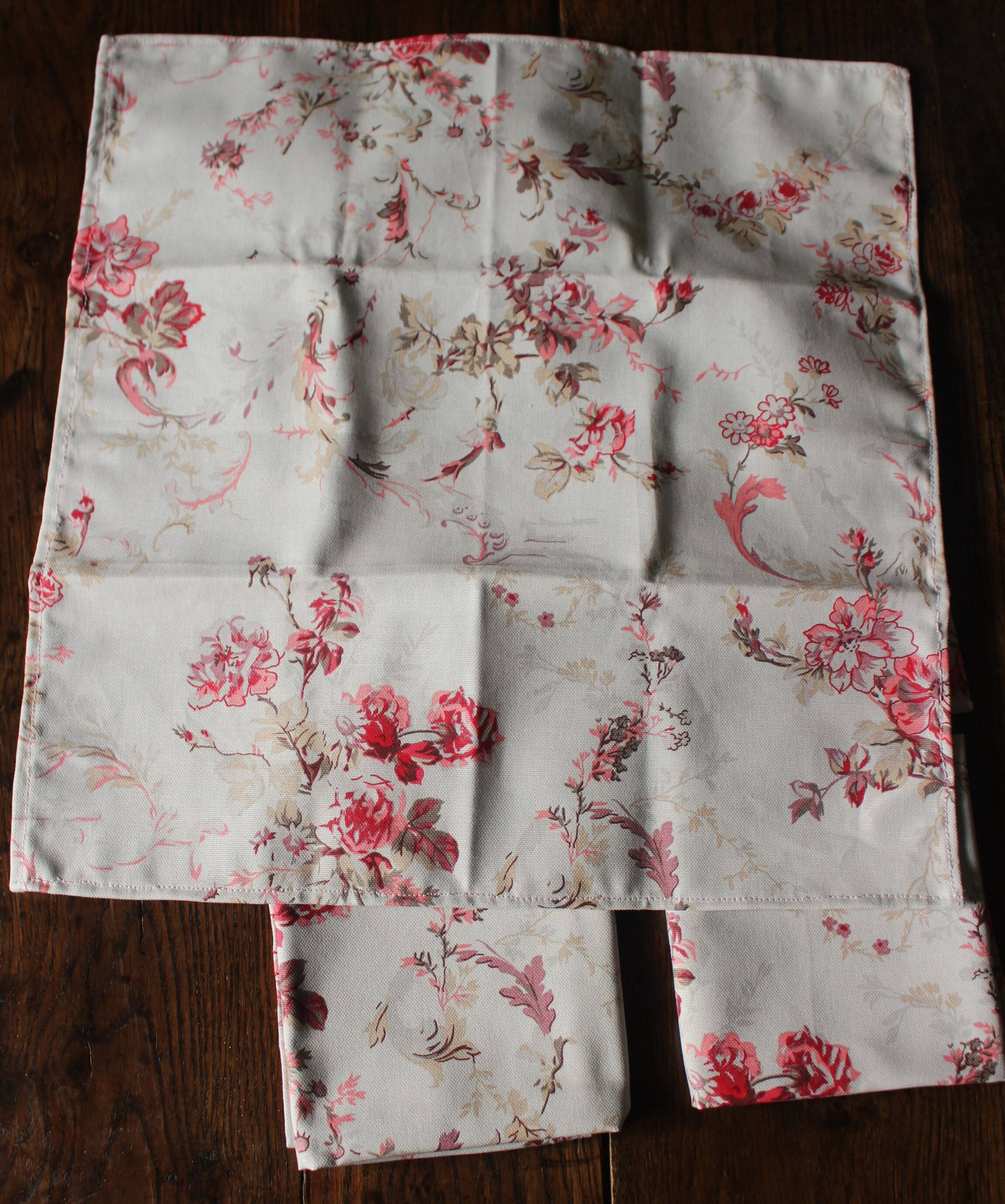 Un lot de 6 serviettes de table bleu gris fleurs roses