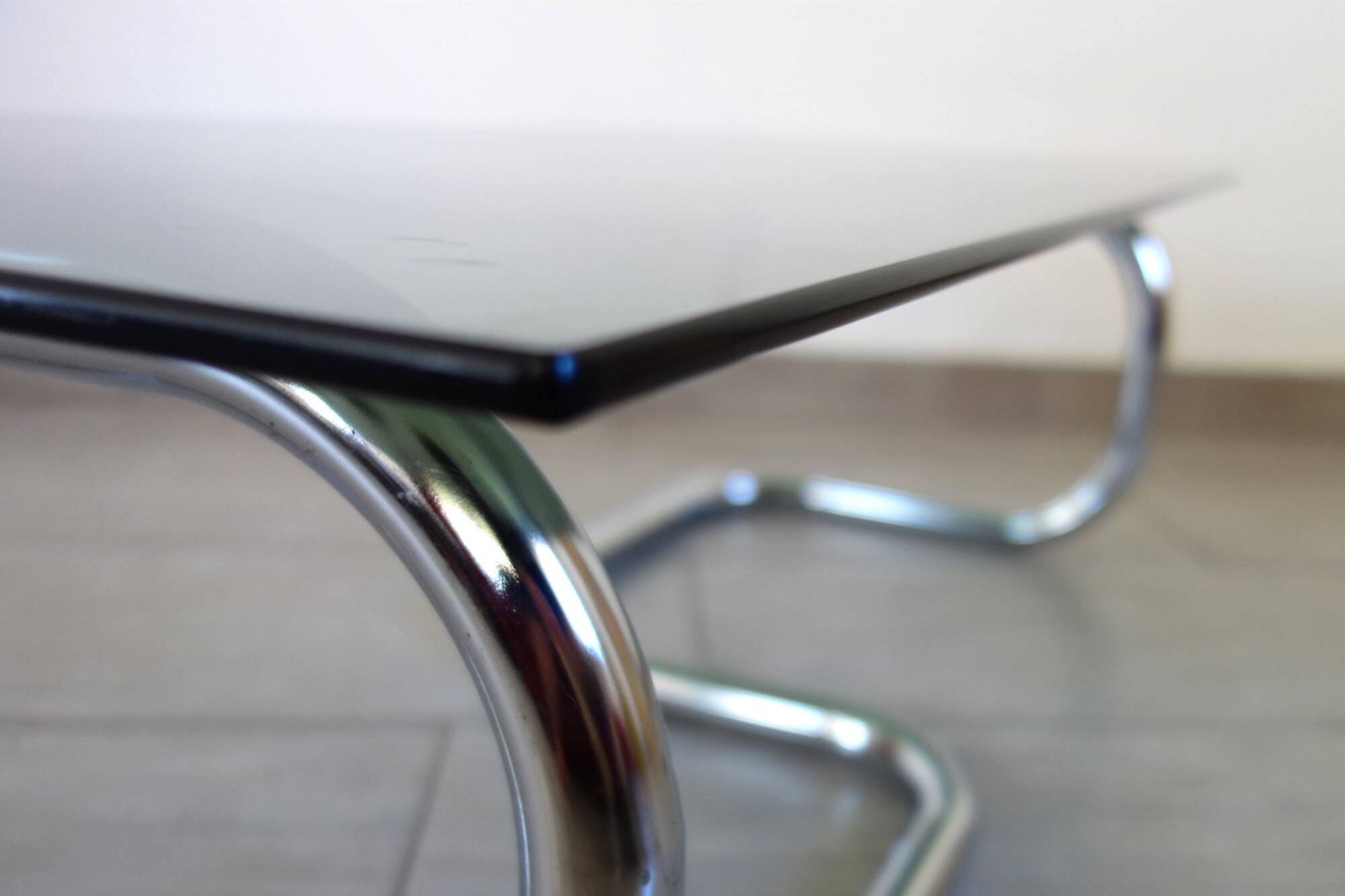 Table basse chrome et verre fumé space age 70's